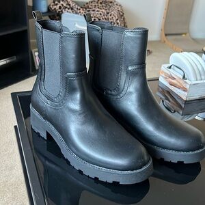 Old Navy Chunky Chelsea Black Boot - Size 9